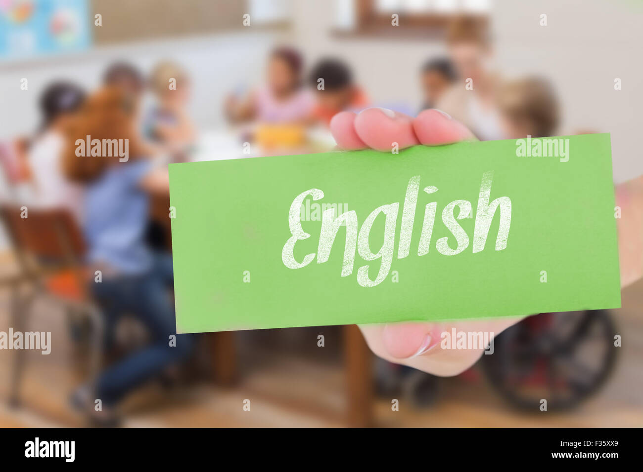 Englisch gegen hübsche Lehrerin helfen Schülern im Klassenzimmer Stockfoto