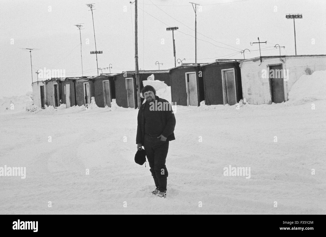 Vintage Foto mit abgelegenen Hütten in der Tundra, wo sowjetische Goldgräber während der Arbeit am goldenen Feld-März 1987, Tschuktschen-Halbinsel leben Stockfoto