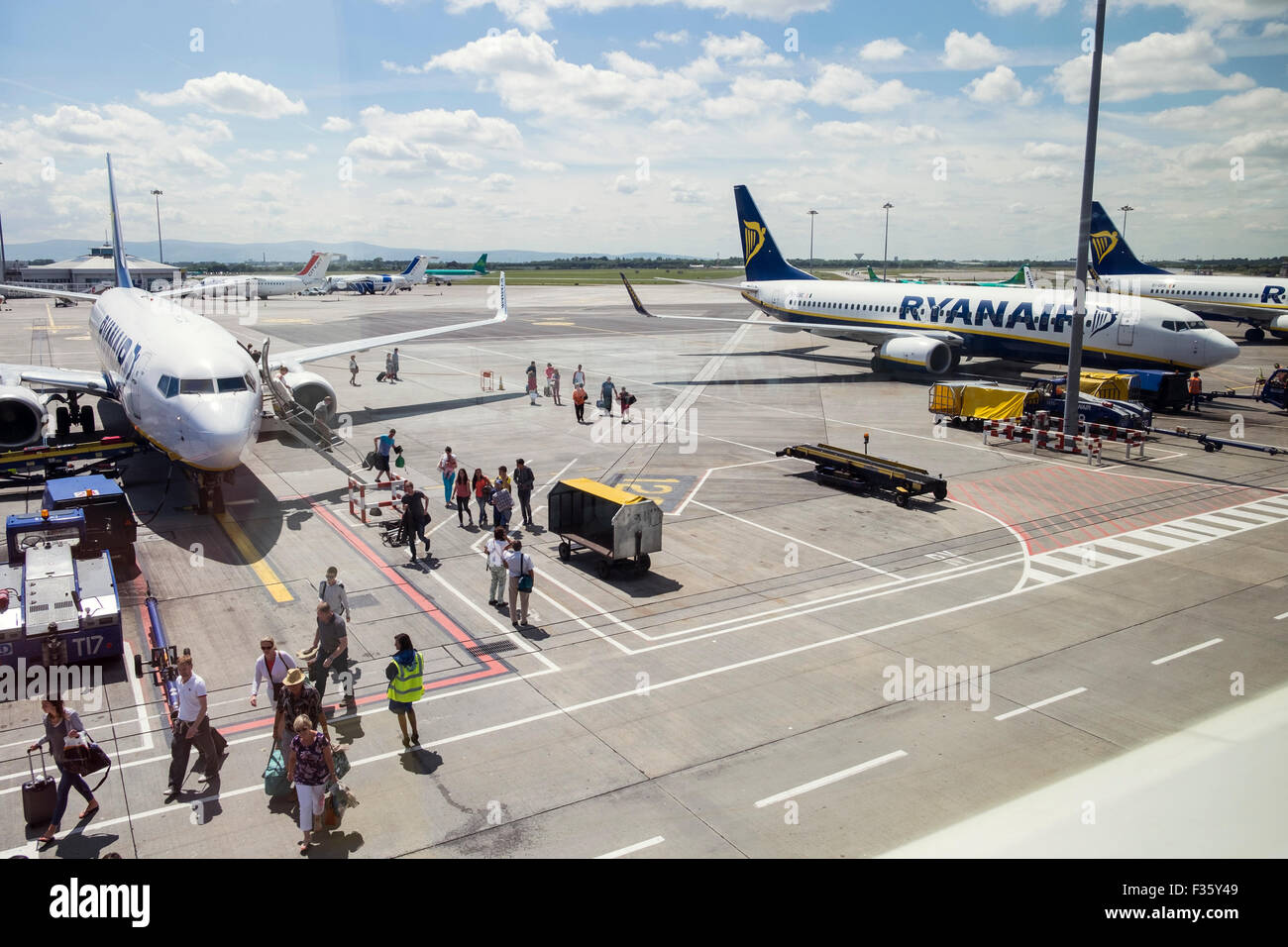 RyanairAirbusa380Flugzeuge geparkt am Terminal im Flughafen Dublin