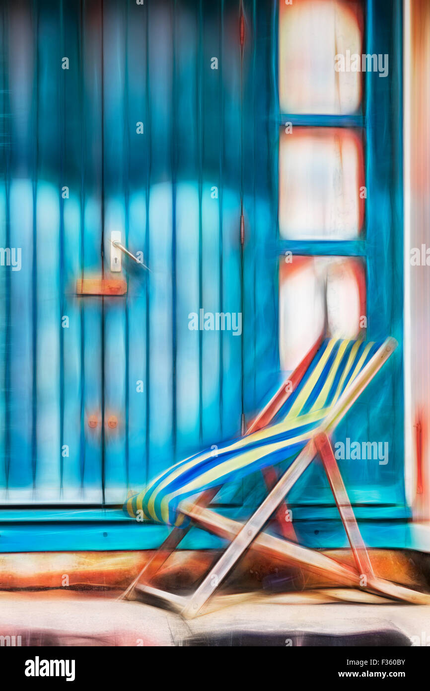 Abstract - leerer Liegestuhl vor der Strandhütte in Bournemouth im September mit Fractalius Filter angewendet - Fractals fraktal Stockfoto
