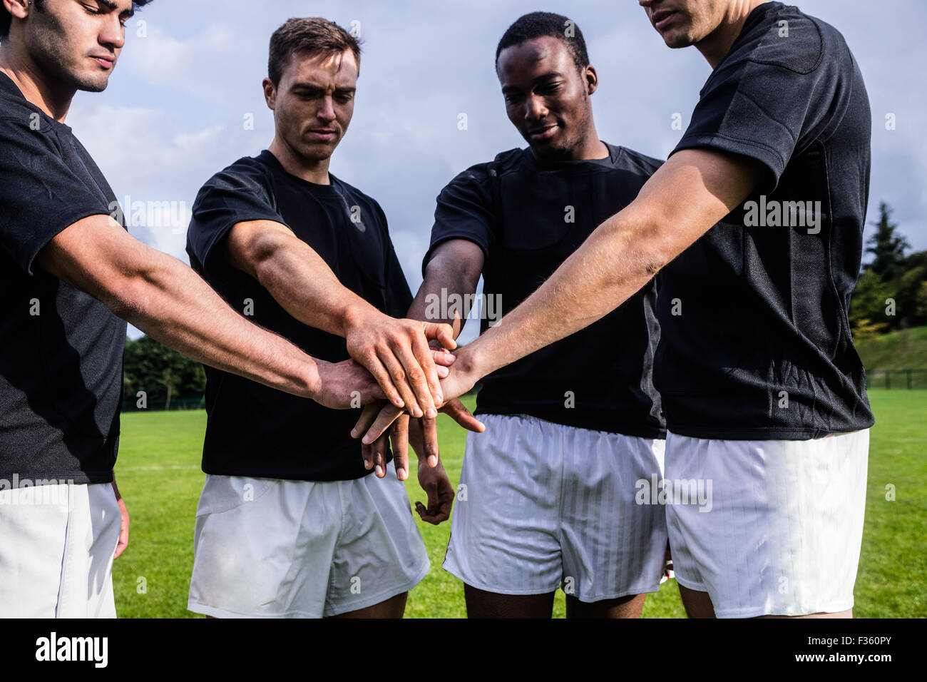 Rugby-Spieler vor Spiel zusammenstehen Stockfoto