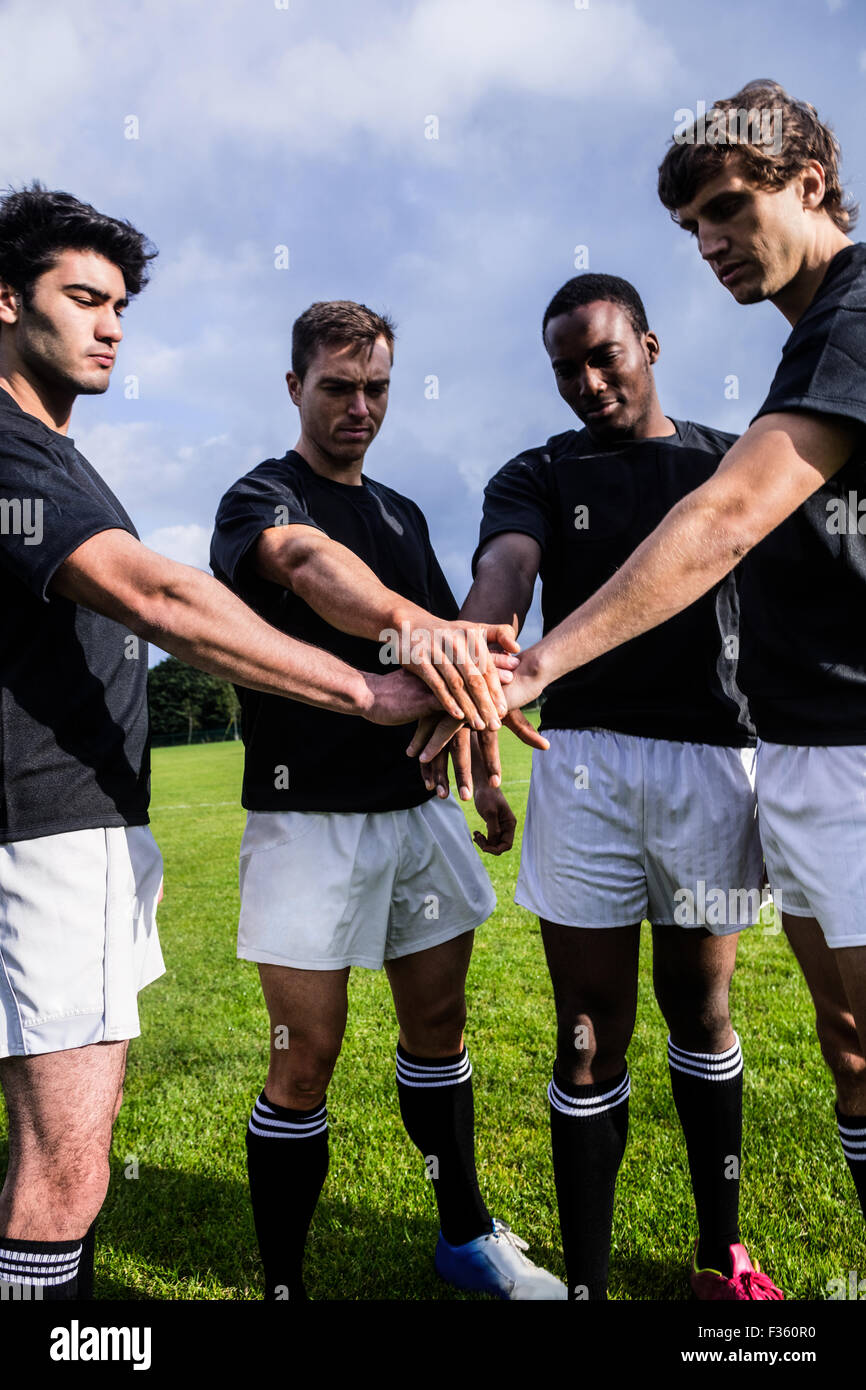 Rugby-Spieler vor Spiel zusammenstehen Stockfoto