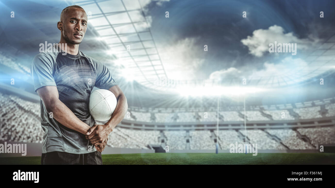 Zusammengesetztes Bild des Porträts von zuversichtlich Sportler mit Rugby-ball Stockfoto
