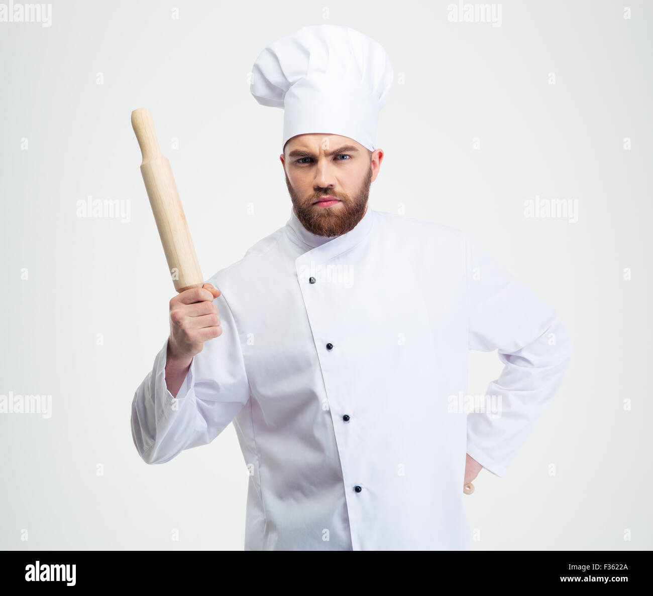 Porträt eines schweren männlichen Chef-Kochs mit einem Nudelholz auf einem weißen Hintergrund isoliert Stockfoto