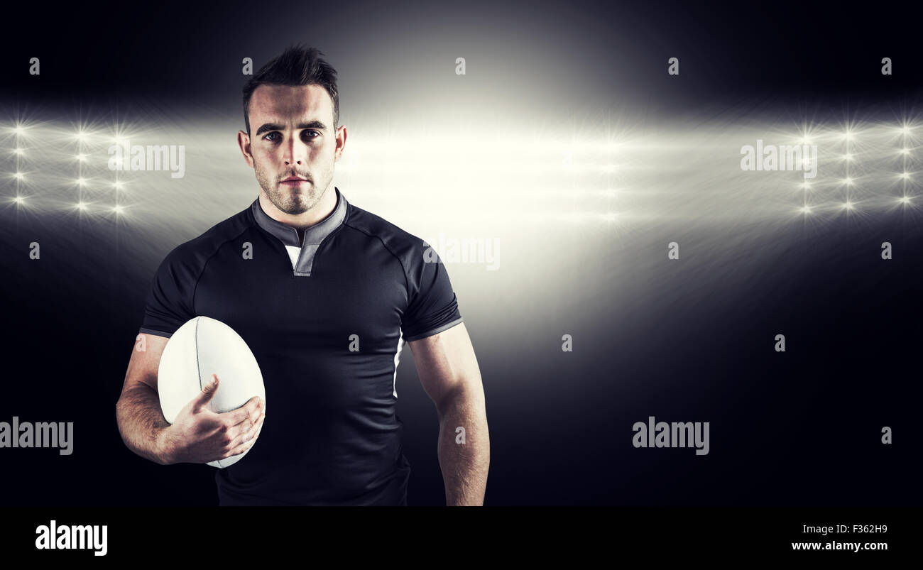 Zusammengesetztes Bild des harten Rugby-Spieler mit ball Stockfoto