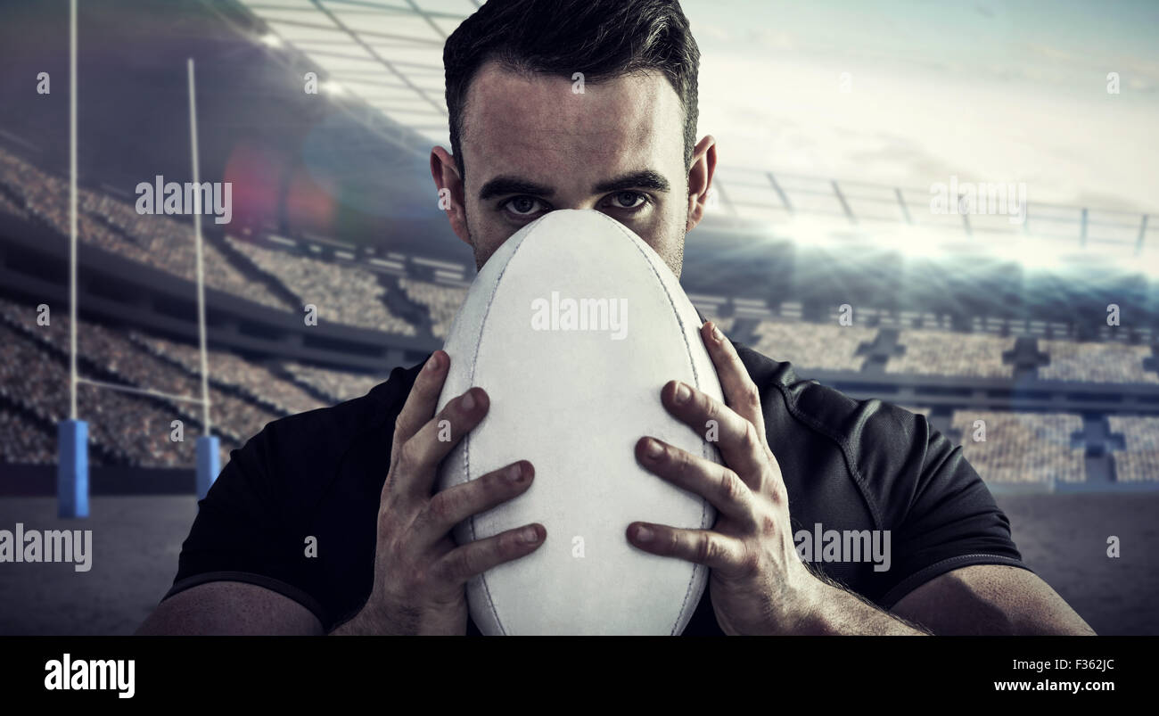 Zusammengesetztes Bild des harten Rugby-Spieler mit ball Stockfoto