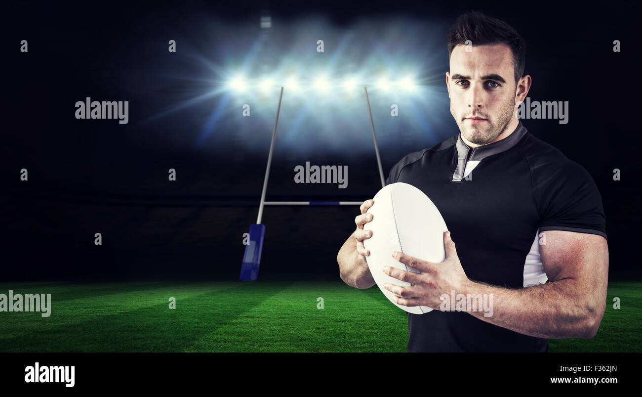 Zusammengesetztes Bild von harter Rugbyspieler Blick in die Kamera Stockfoto