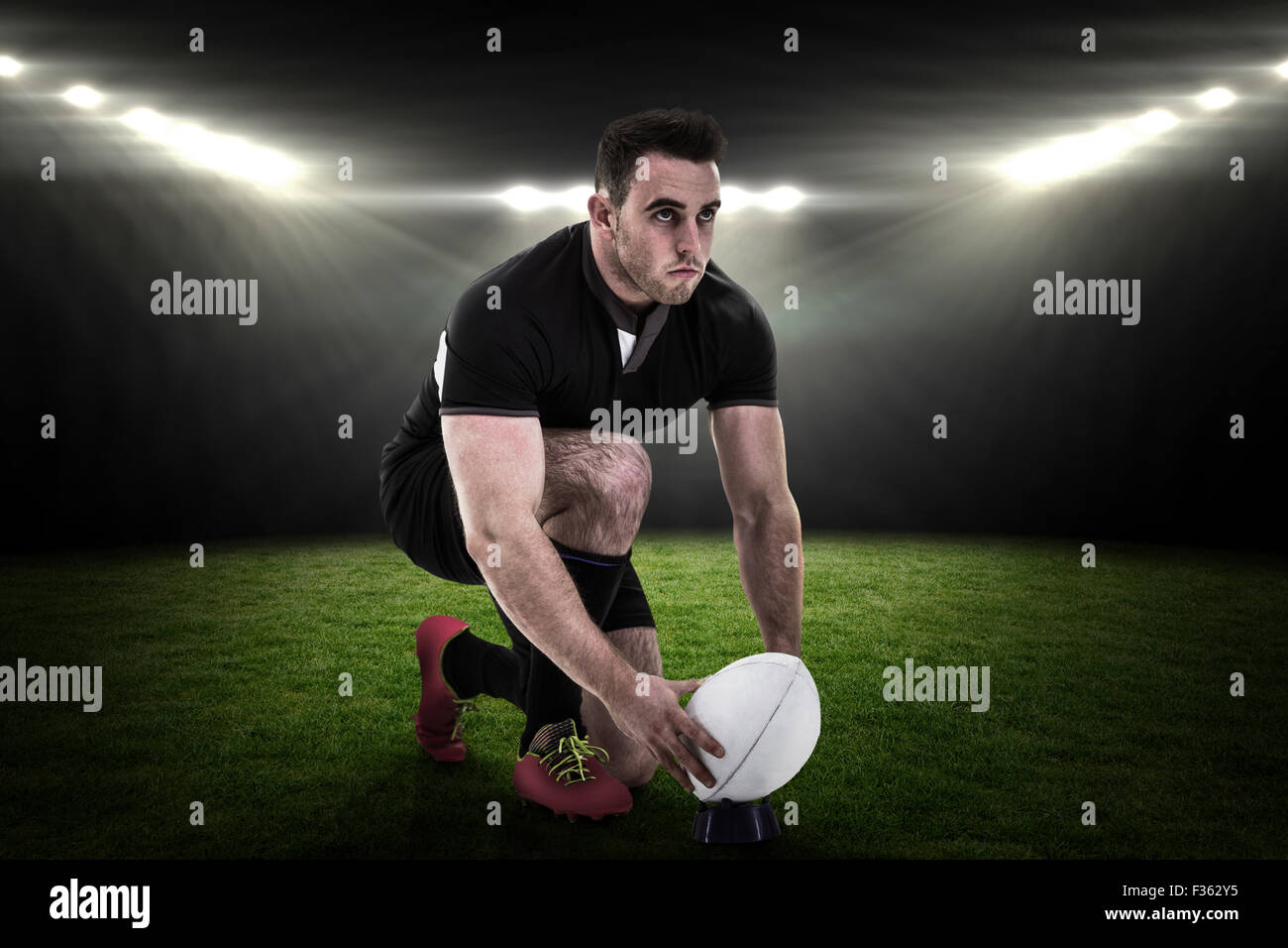 Zusammengesetztes Bild des Rugby-Spieler, immer bereit, den Ball zu kicken Stockfoto