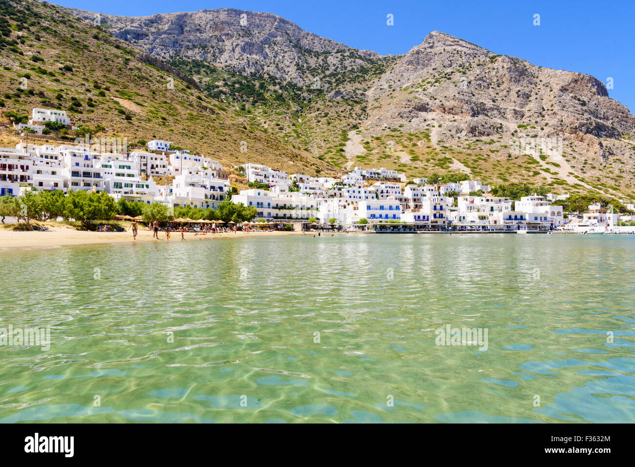 Familien freundlich Flachwasser Kamares Strand, Kamares Stadt, Sifnos, Kykladen, Griechenland Stockfoto
