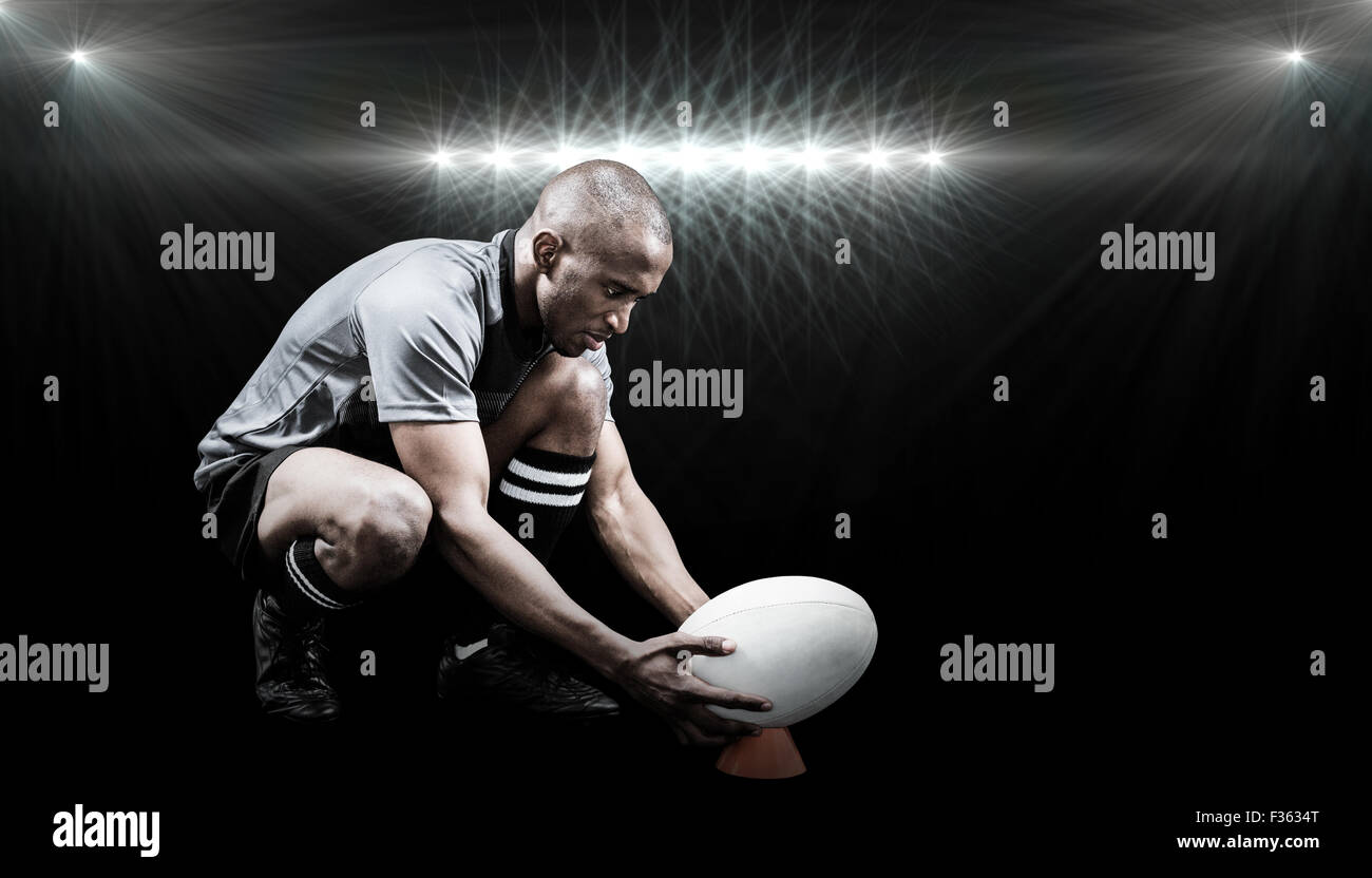 Zusammengesetztes Bild des Rugby-Spieler Ball am Abschlag treten halten Stockfoto