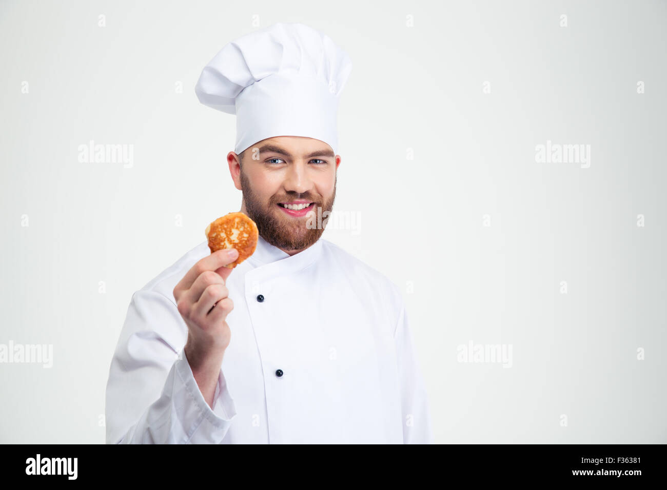 Porträt eines glücklich männlichen Chef-Kochs halten Pfannkuchen isoliert auf weißem Hintergrund Stockfoto