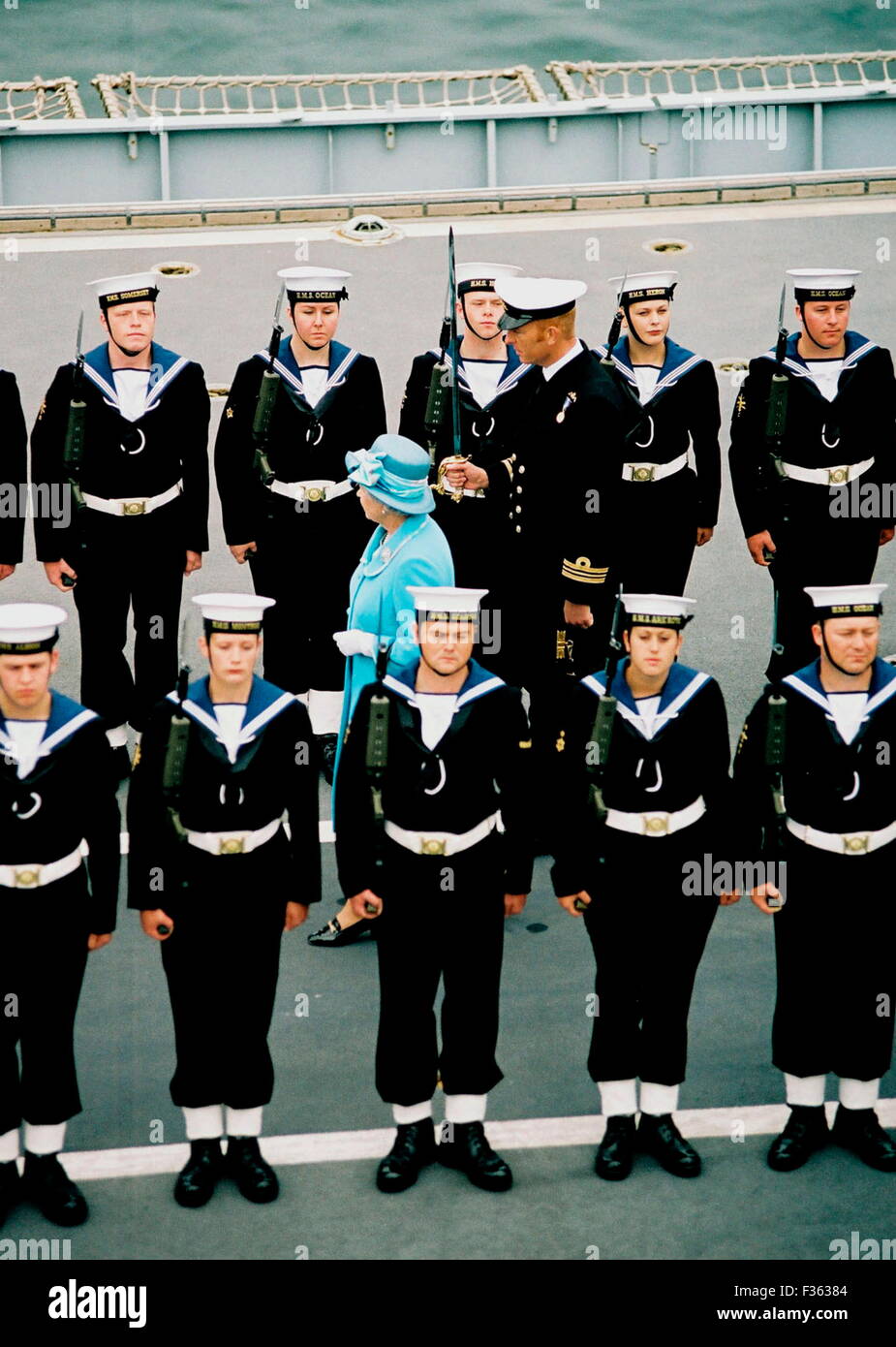 AJAXNETPHOTO. 23. JULI 2003. PLYMOUTH, ENGLAND. -MARINE FARBEN - HM DIE KÖNIGIN INSPIZIERT EHRENGARDE AUF DEM DECK DER HMS OCEAN. QUEENS-FARBEN-DARSTELLUNG.  FOTO: JONATHAN EASTLAND/AJAX.  REF: 323071 / 23 Stockfoto