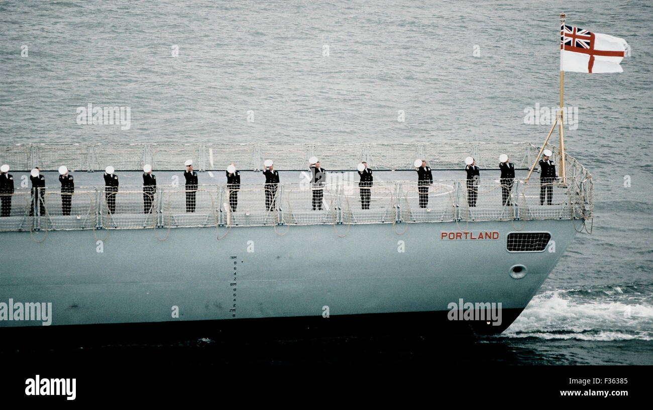 AJAXNETPHOTO. 23. JULI 2003. PLYMOUTH, ENGLAND. -HMS PORTLAND SEGLER BEGRÜSSEN OFF HÜTE - DIE KÖNIGIN IHRE FLOTTE VON HMS OCEAN ZU ÜBERPRÜFEN. QUEENS-FARBEN-DARSTELLUNG.  FOTO: JONATHAN EASTLAND/AJAX.  REF: 323072 / 28 Stockfoto