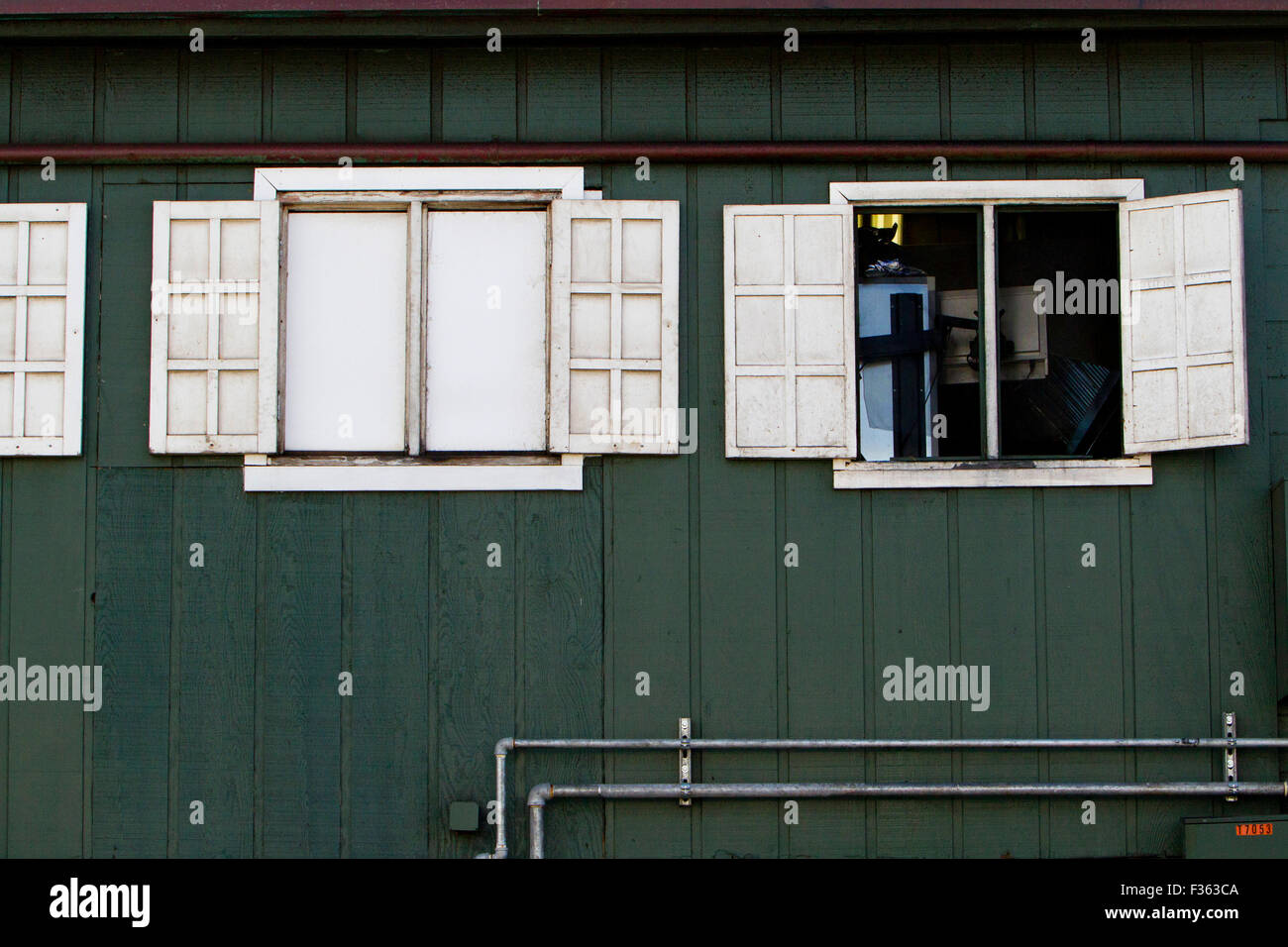 Fensterläden aus Holz und Rohre auf der Außenseite ein Restaurantgebäude in Lahaina, Maui, Hawaii im Juli Stockfoto