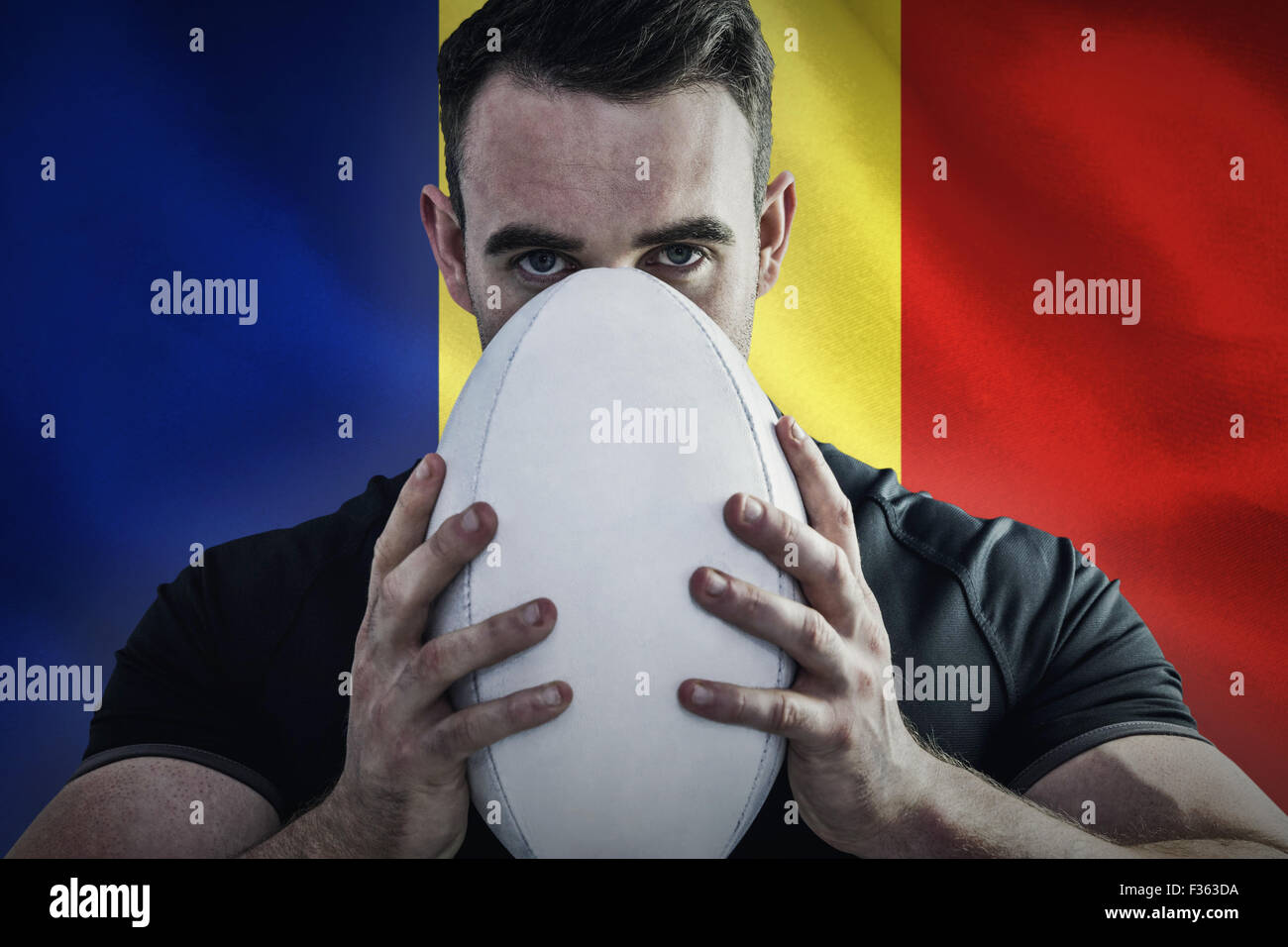 Zusammengesetztes Bild des harten Rugby-Spieler mit ball Stockfoto