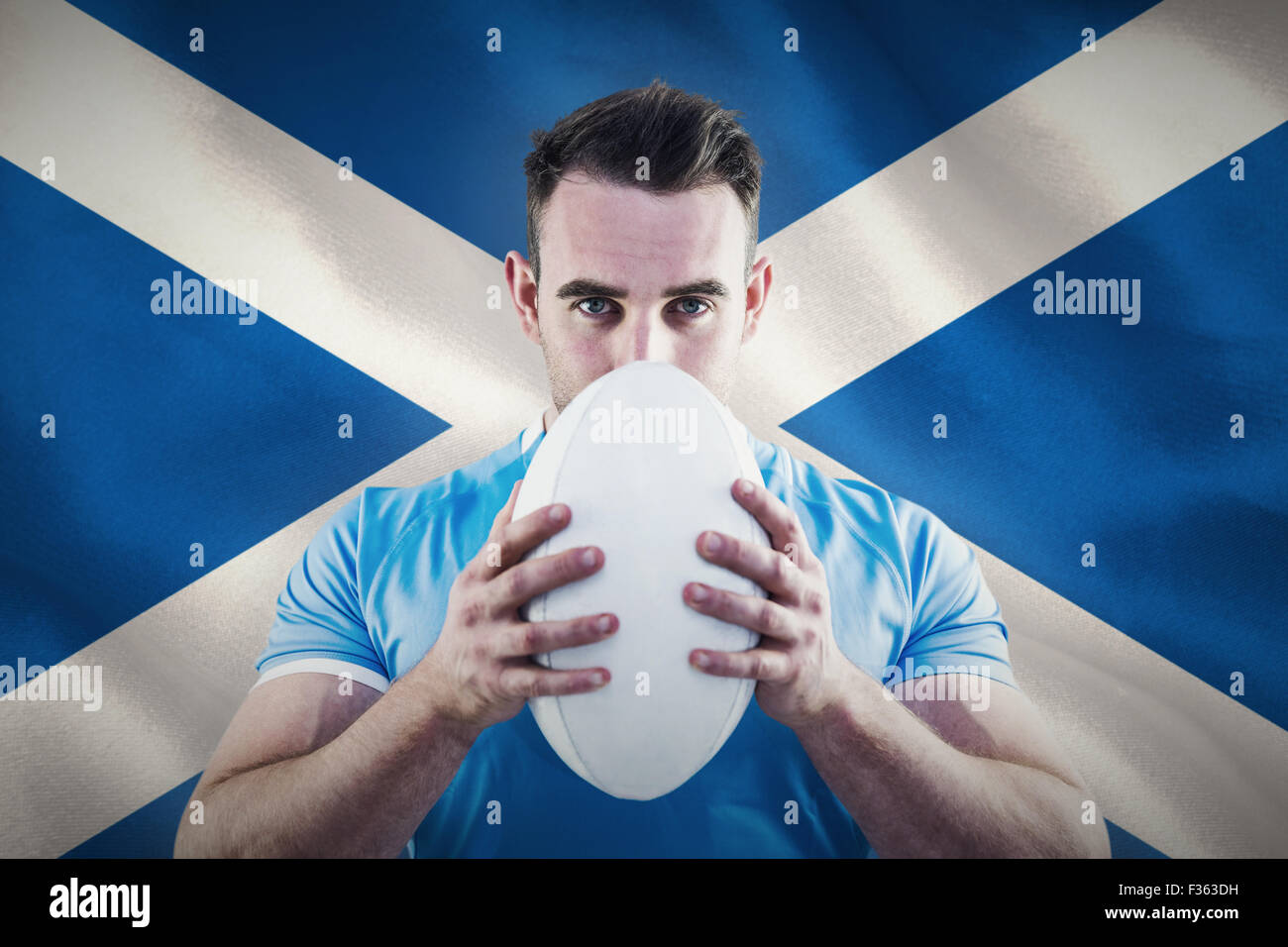 Zusammengesetztes Bild des Rugby-Spieler Blick in die Kamera mit ball Stockfoto