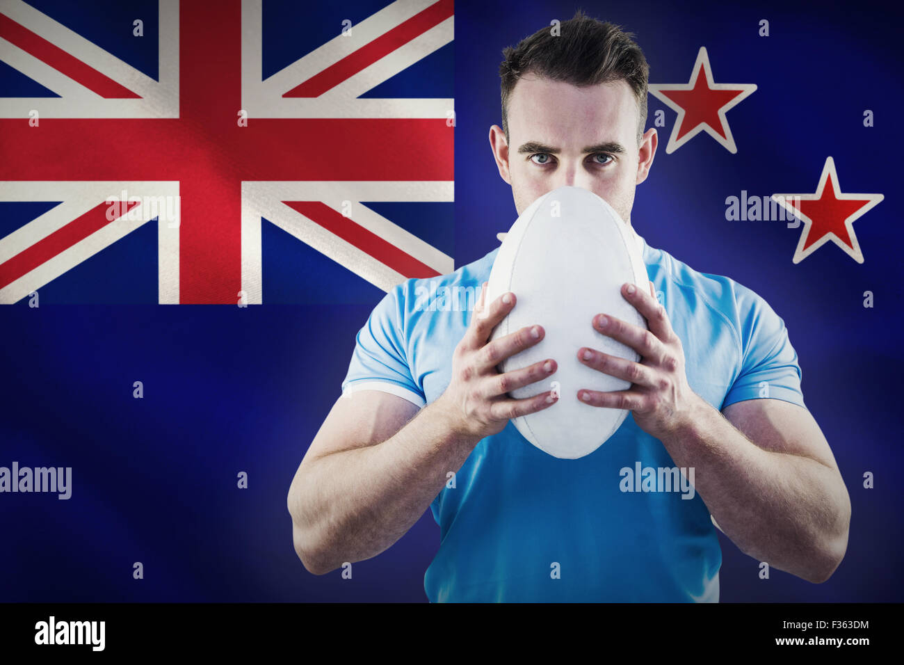 Zusammengesetztes Bild des Rugby-Spieler Blick in die Kamera mit ball Stockfoto