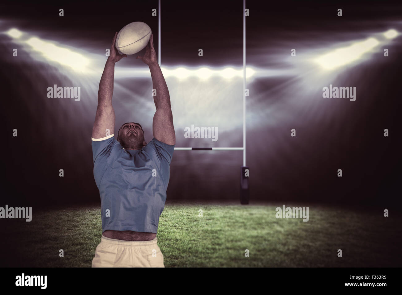 Zusammengesetztes Bild des Rugby-Spieler den Ball fängt Stockfoto