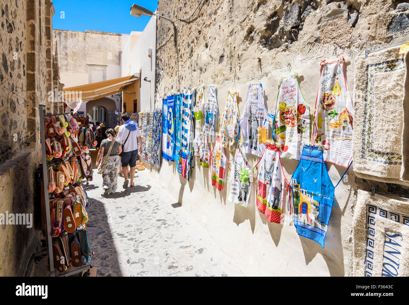 Touristische Souvenirs in der historischen Backstreet ist von Fira, Santorini, Kykladen, Griechenland Stockfoto