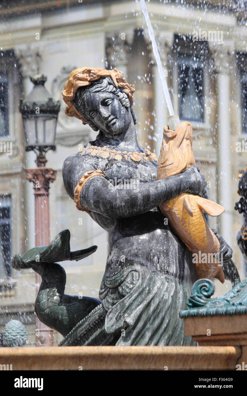 Fontaines De La Concorde (entworfen von Jacques Ignace Hittorff, 1840) auf der Place Concorde in Paris, Frankreich. Nord-Brunnen-commemor Stockfoto