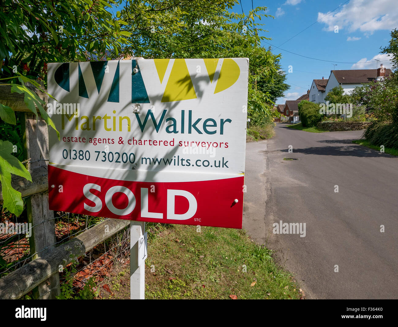 Haus verkauft melden Sie sich an einen englischen Wiltshire Weiler UK Stockfoto