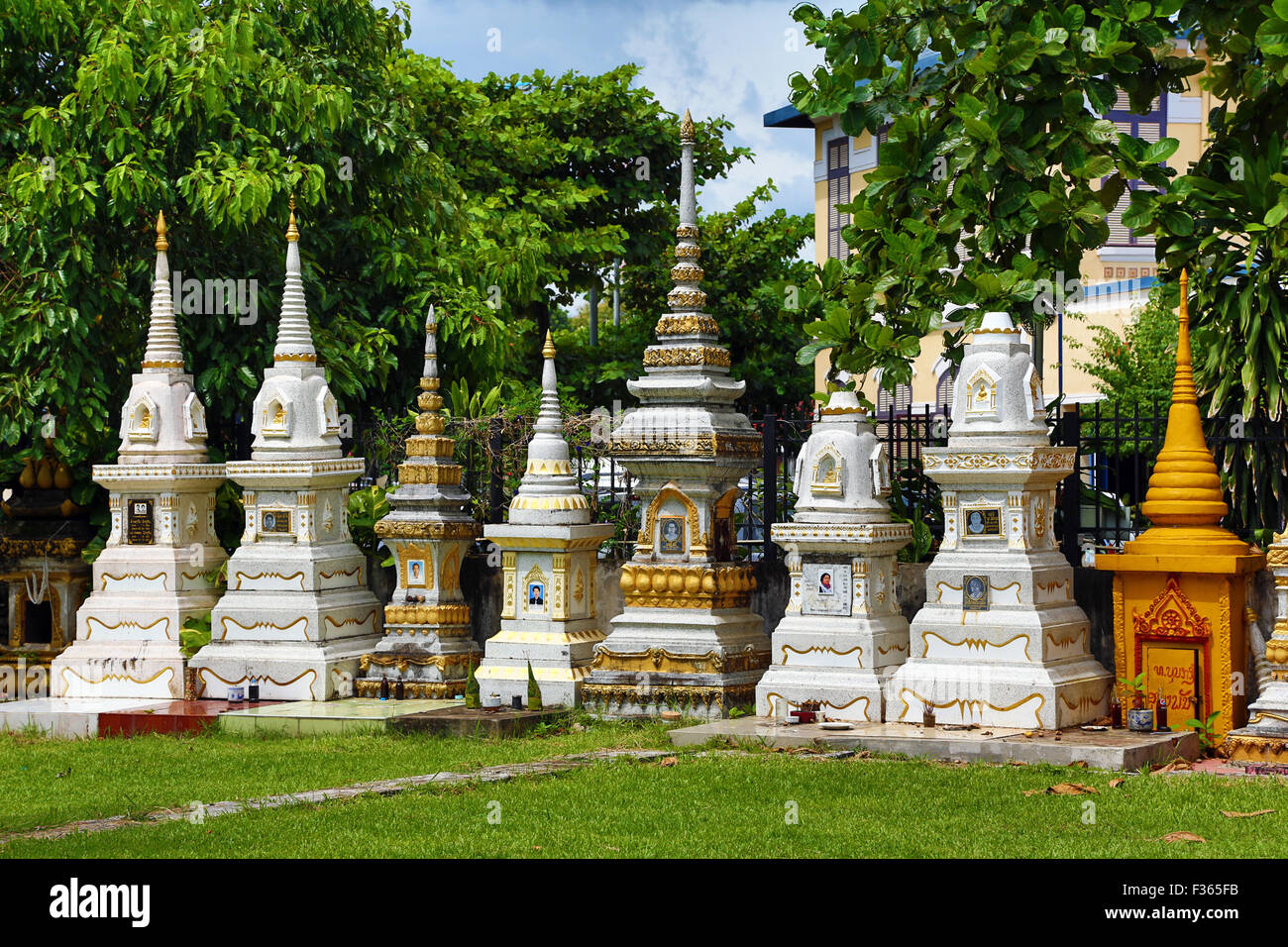 Gräber auf dem Friedhof im buddhistischen Tempel Wat Si Saket, Vientiane, Laos Stockfoto