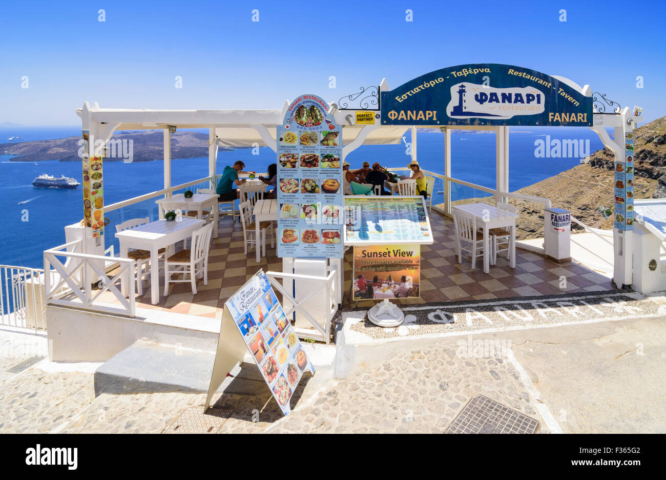 Fanari Restaurant mit Blick auf die Caldera in Fira, Santorini, Kykladen, Griechenland Stockfoto