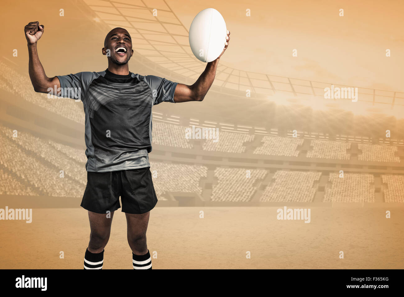 Zusammengesetztes Bild von fröhlich Sportler mit geballter Faust mit Rugby-ball Stockfoto
