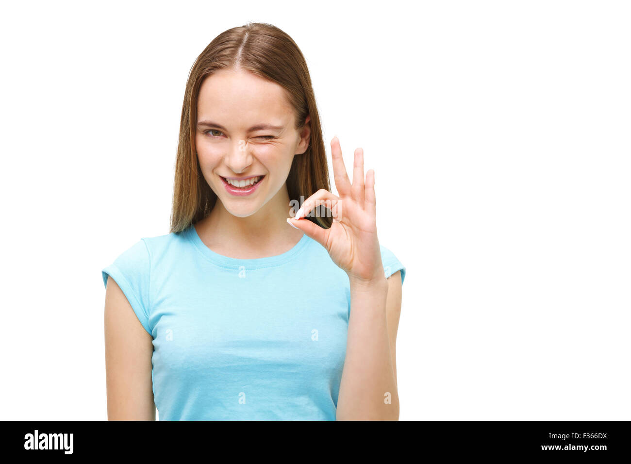 Porträt einer Frau zeigt ok Zeichen und lächelnd isoliert auf weißem Hintergrund. Stockfoto