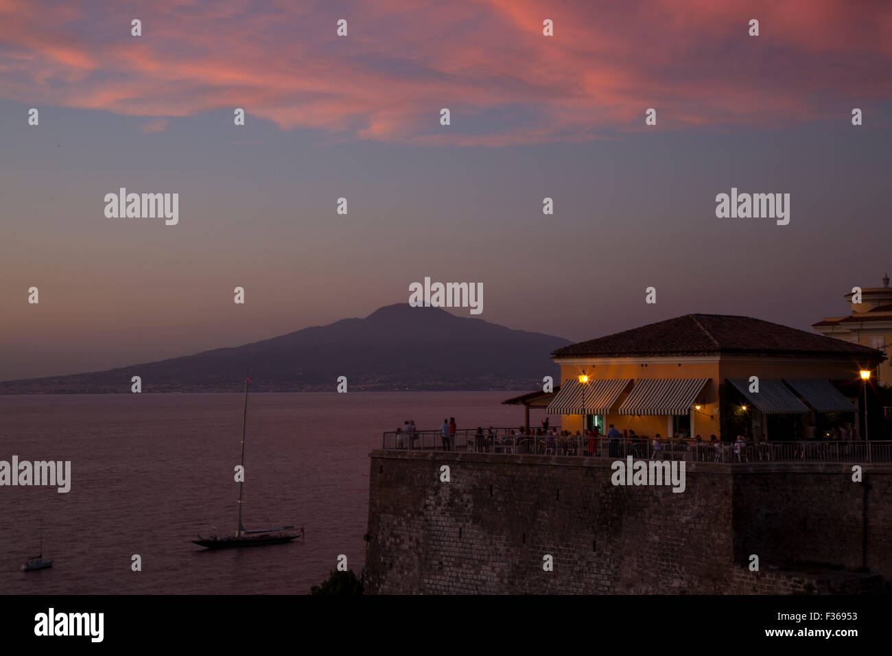 Sonnenuntergang Ansicht des Mount Vesuv über die Bucht von Neapel entnommen Sorennto Italien mit Turner Licht Stockfoto