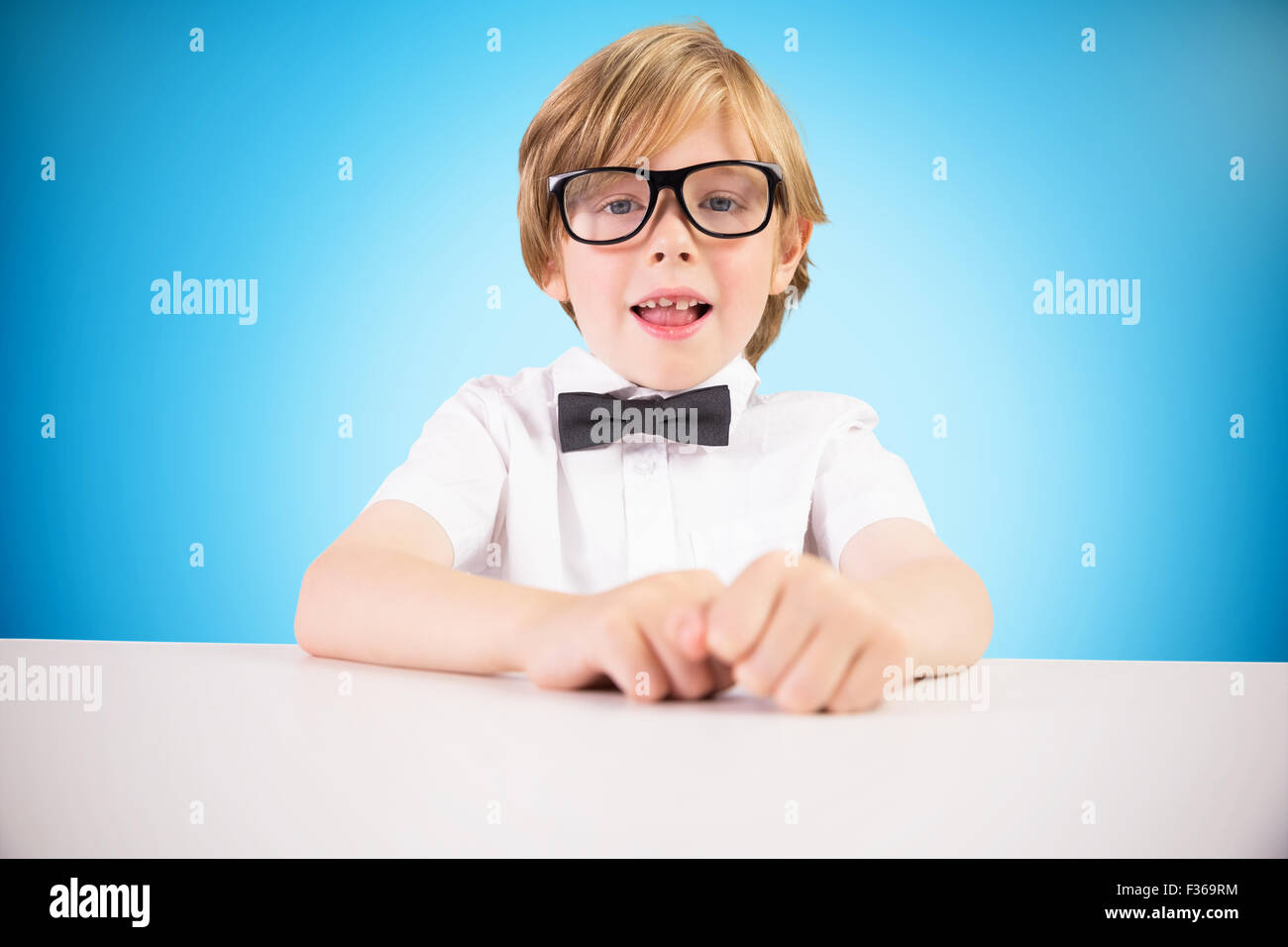 Zusammengesetztes Bild von niedlichen Schüler Blick in die Kamera Stockfoto