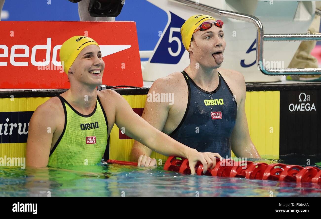 Peking, China. 30. September 2015. Cate Campbell (R) von Australien reagiert wie seine Schwester Bronte Campbell kümmert sich auf Frauen 100 m Freistil Finale des FINA/Airweave Swimming Worldcup 2015 in Beijing National Aquatics Center als Water Cube in Peking, Hauptstadt von China am 30. September 2015 bekannt. Cate Campbell behauptete den Titel mit 52,96 Sekunden. (Xinhua/Tao Xiyi) Bildnachweis: Xinhua/Alamy Live-Nachrichten Stockfoto