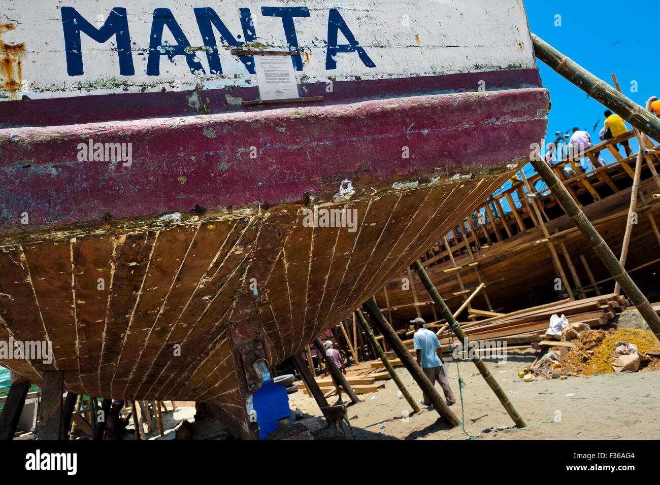 Das Heck eines traditionellen hölzernen Fischereifahrzeugs wird gesehen in einer handwerklichen Werft in Manta, Ecuador repariert wird. Stockfoto