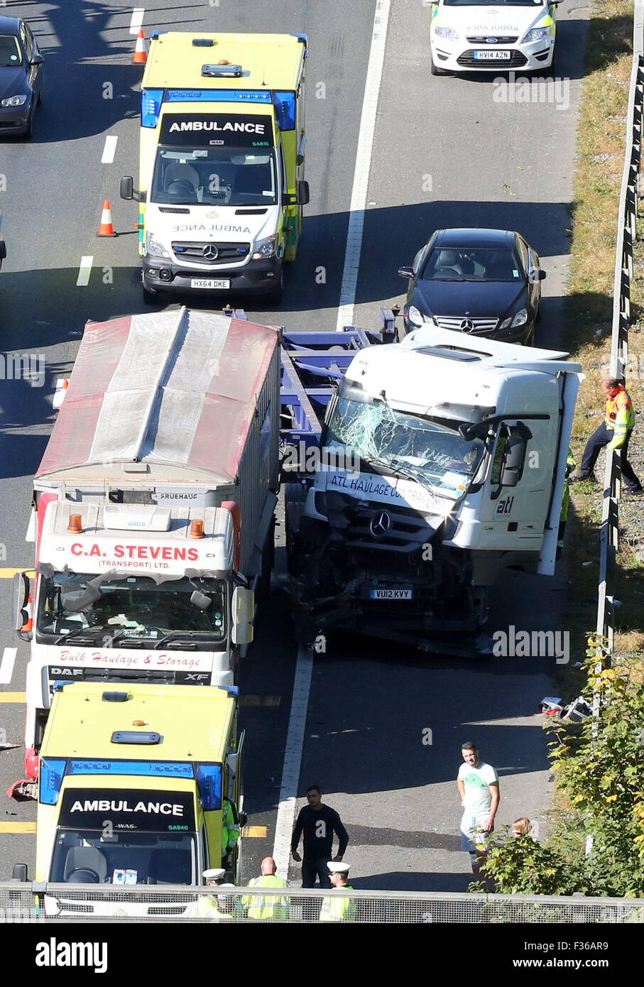 Southampton, Hampshire, UK. 30. September 2015. Abgebildete Notdienste befassen sich mit einem vier-Fahrzeug-Crash mit zwei Lastkraftwagen, die teilweise eine wichtige Straße in Southampton blockiert.  Eines LKW, eine weiße DAF hat jack-knifed auf den M271 gehen in Richtung Süden zwischen Ausfahrt 1 der M27 und Redbridge Kreisverkehr und die Kabine aus dem Trailer getrennt hat.   Andere Fahrzeuge, gedacht, um zwei vans, haben dann in die Rückseite des Absturzes, geschoben, die den Pannenstreifen und Lane eine seit der letzten Stunde blockiert hat. Bildnachweis: Uknip/Alamy Live-Nachrichten Stockfoto