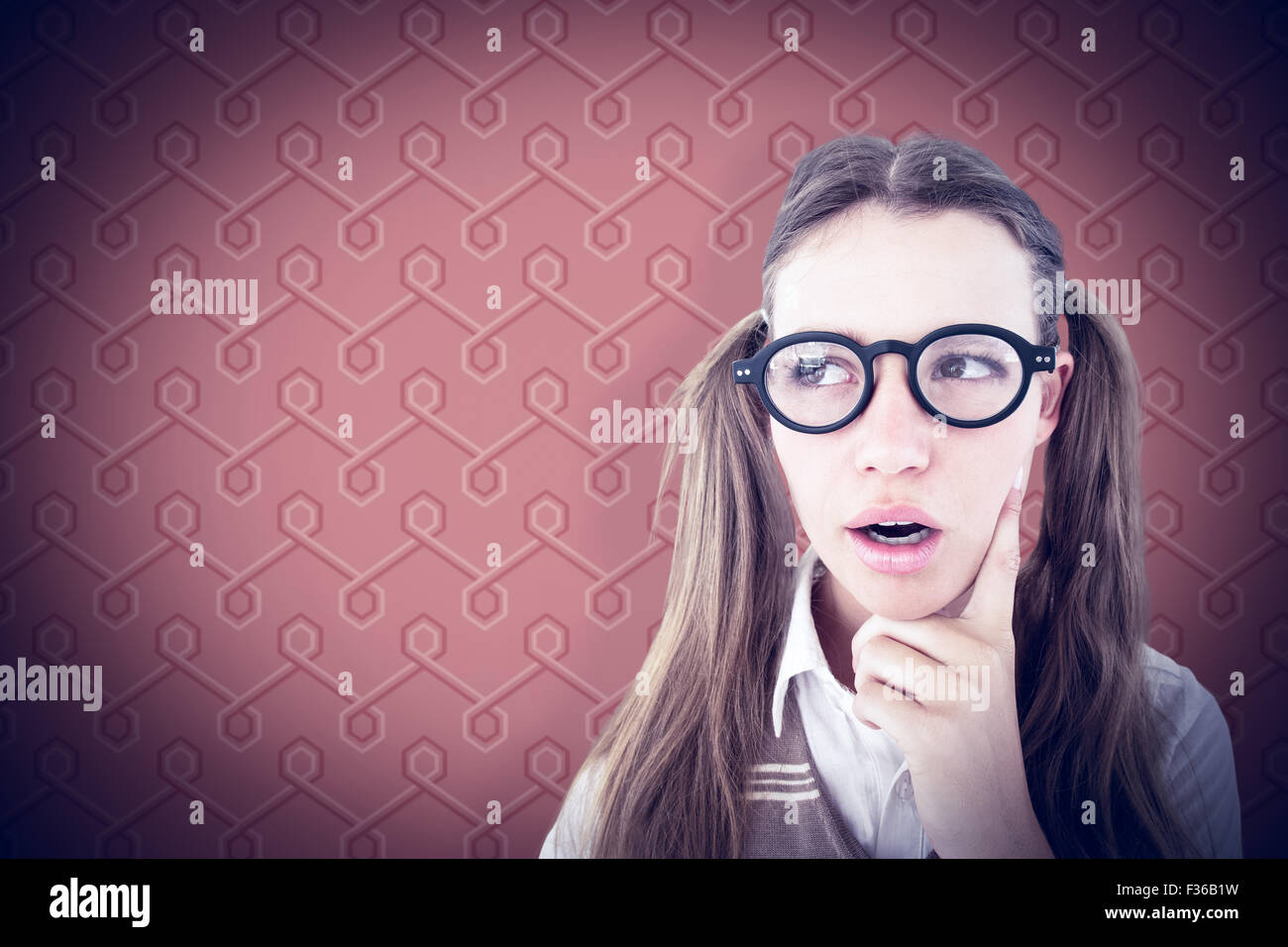 Zusammengesetztes Bild des weiblichen geeky Hipster schauen verwirrt Stockfoto