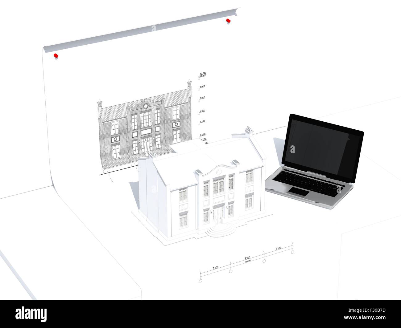 Modell des Hauses und der Laptop auf dem Tisch, isoliert auf weiss Stockfoto