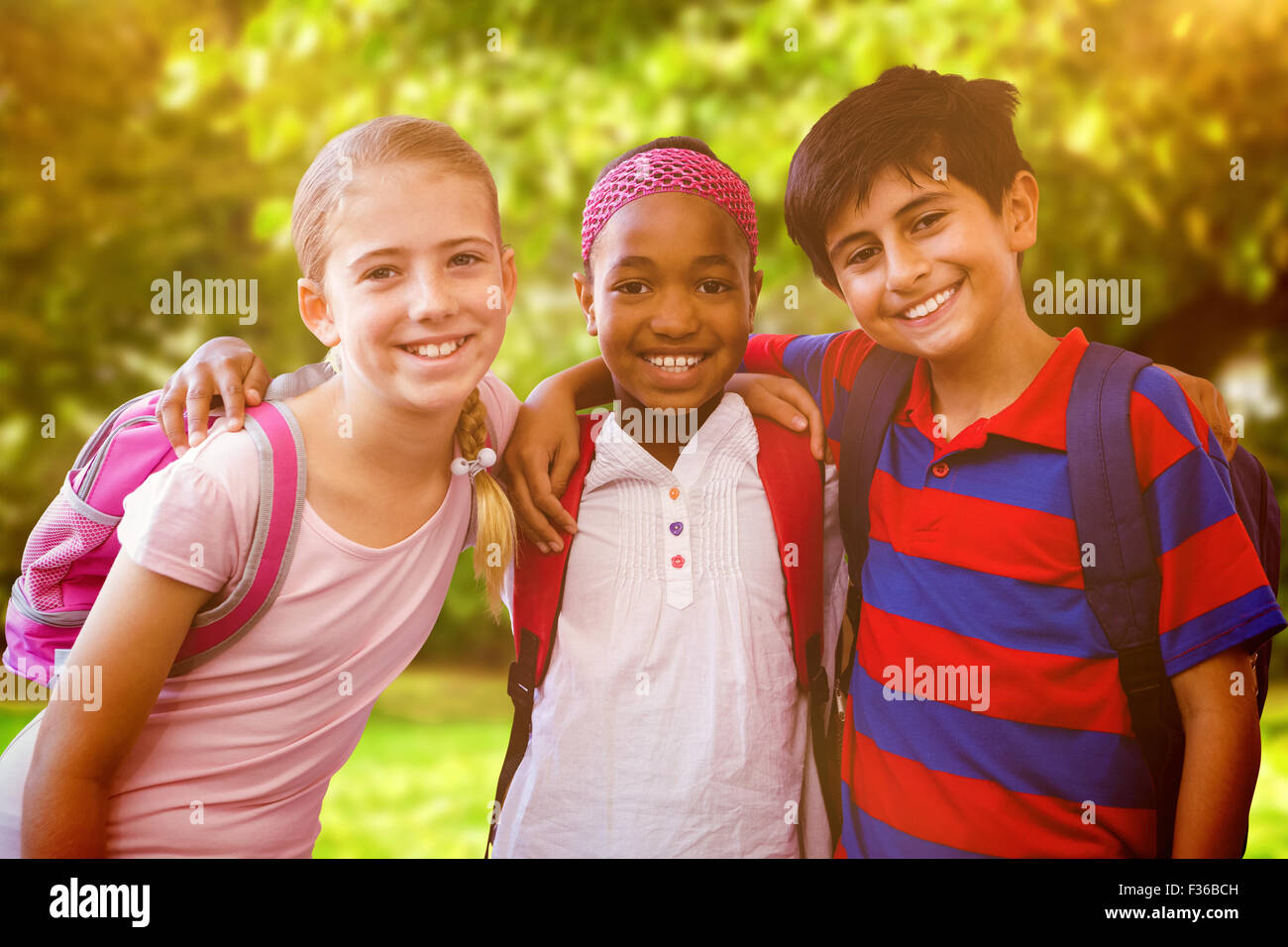 Zusammengesetztes Bild von kleinen Schulkindern im Flur der Schule Stockfoto