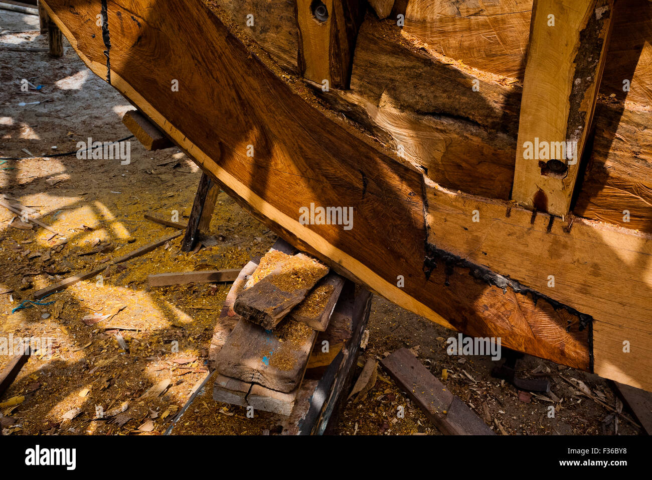 Ein hölzerne Kiel wird während des Bauprozesses eines traditionellen Fischereifahrzeugs in einer Werft in Manta, Ecuador gesehen. Stockfoto
