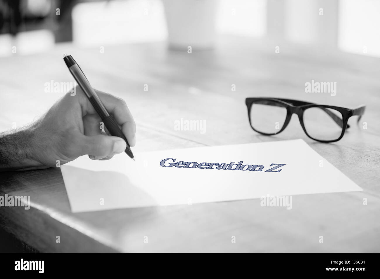 Generation z gegen Seitenansicht der Handschrift auf weißen Seite auf Arbeitstisch Stockfoto