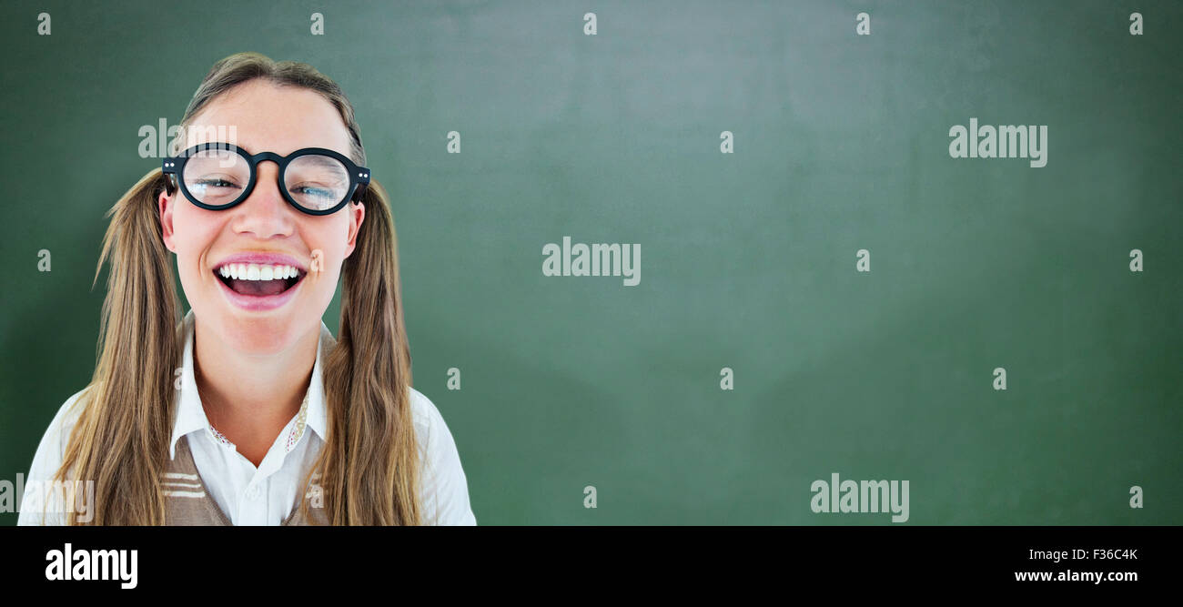Zusammengesetztes Bild des weiblichen geeky Hipster lächelnd in die Kamera Stockfoto