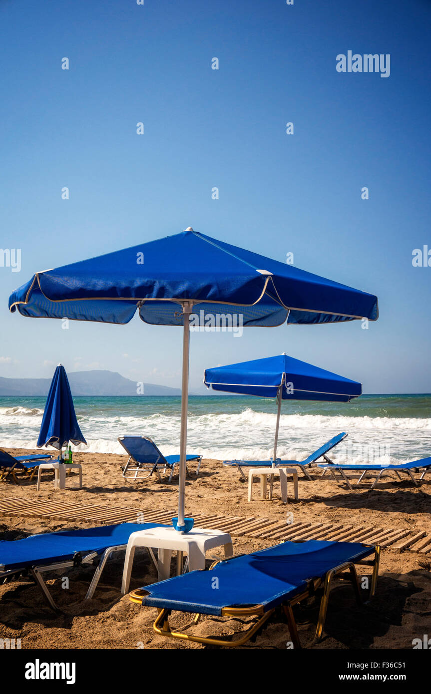 Leere Liegestühle am Strand auf Kreta in Rethymnon. Stockfoto