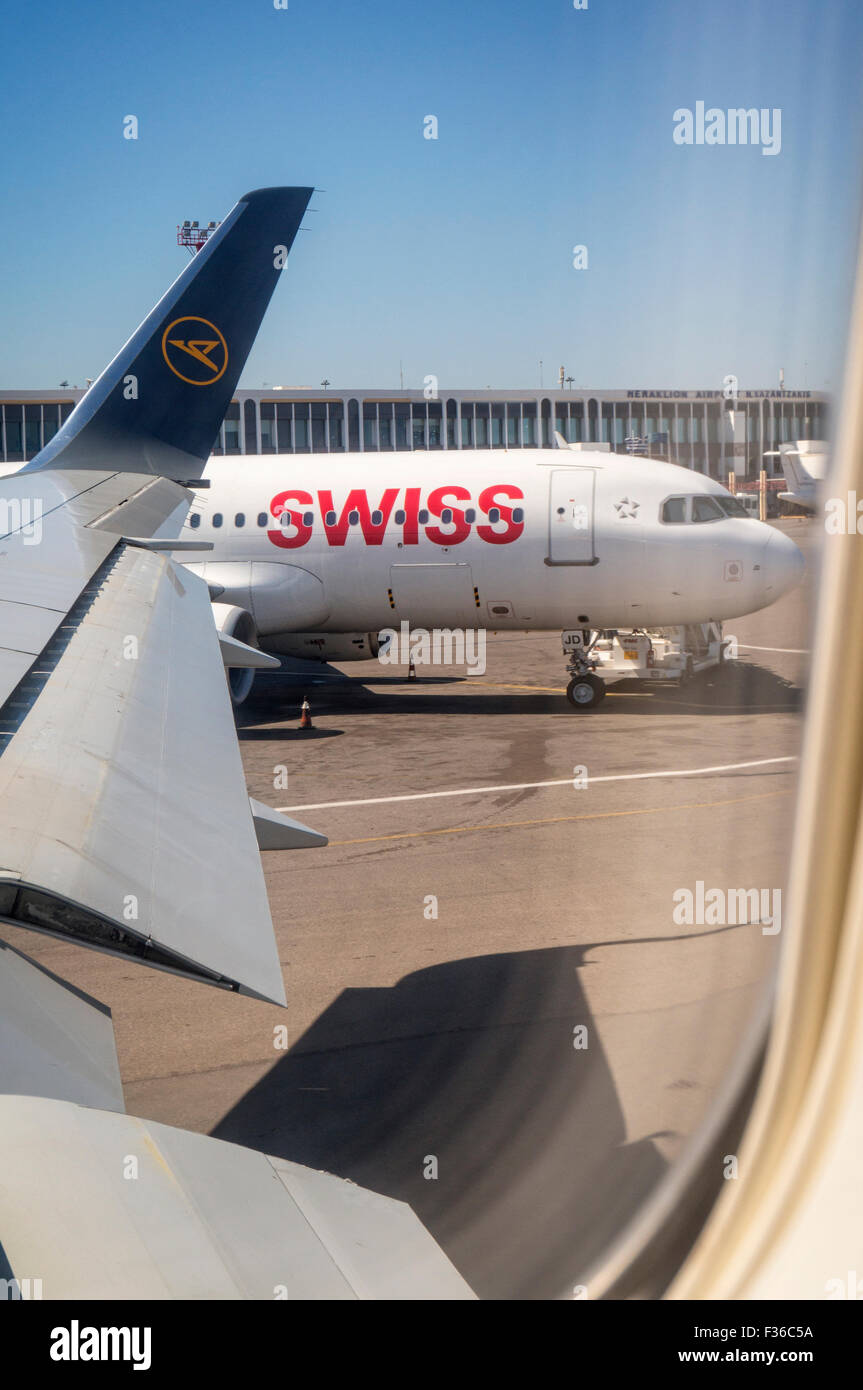 Ein Flugzeug der Fluggesellschaft Swiss am Flughafen Heraklion auf Kreta. Gesehen aus der Kabine eines Condor-Jets. Stockfoto