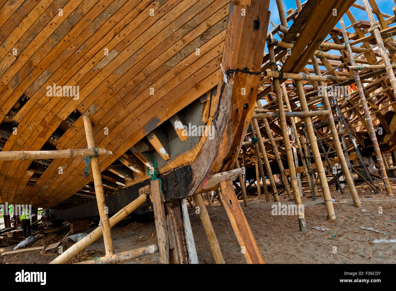 Ein hölzerne Kiel wird während des Bauprozesses eines traditionellen Fischereifahrzeugs in einer Werft in Manta, Ecuador gesehen. Stockfoto