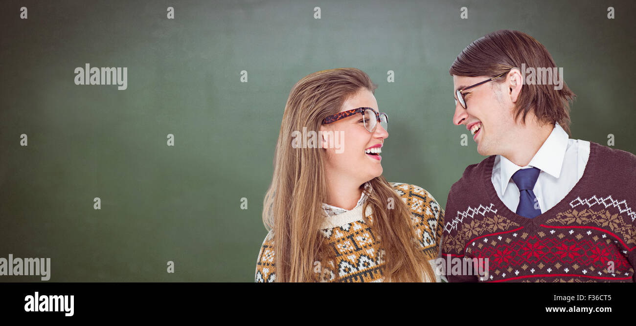 Zusammengesetztes Bild sahen einander glücklich geeky Hipster-Paares Stockfoto