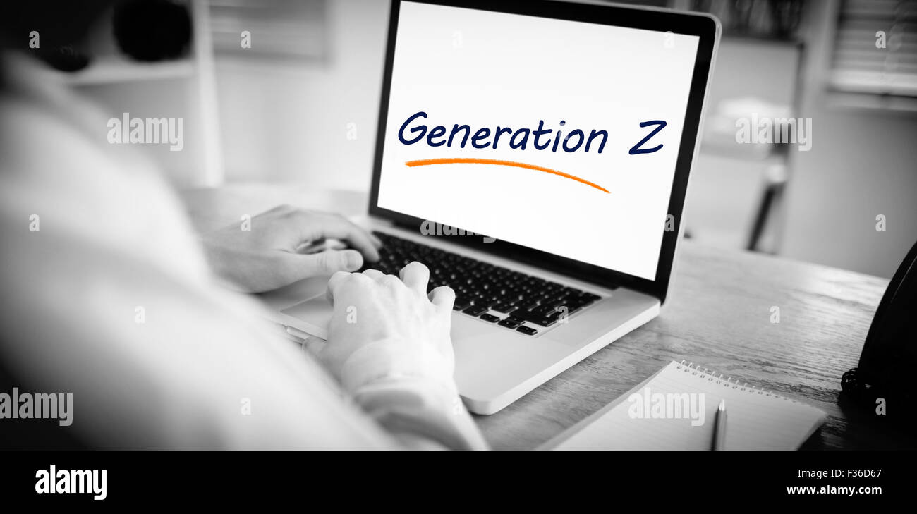 Generation z gegen Geschäftsmann auf seinem Laptop arbeiten Stockfoto