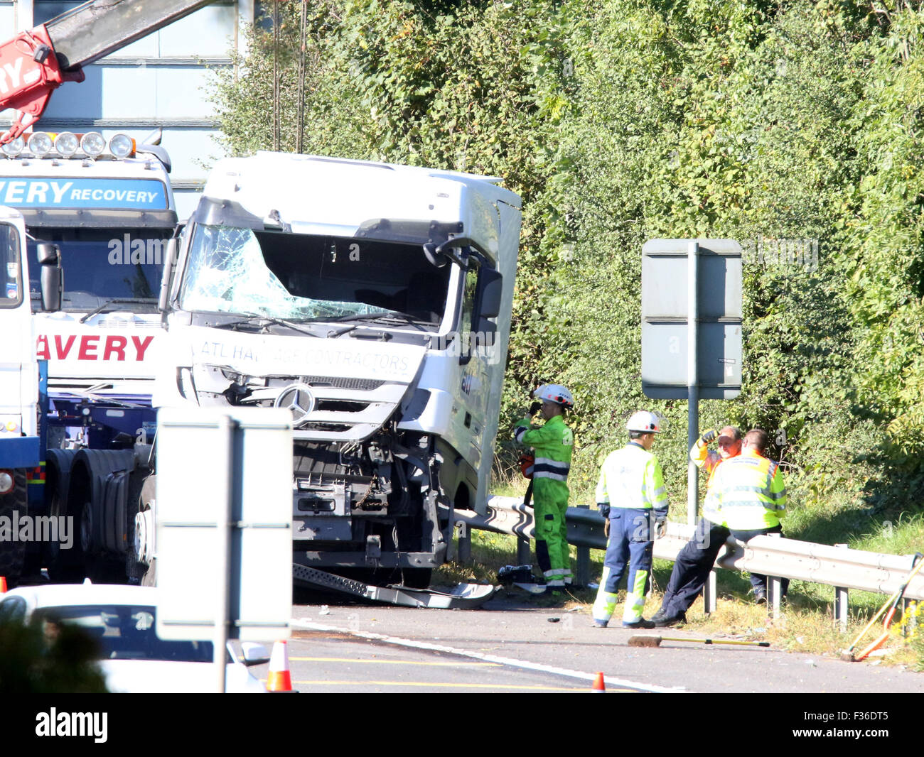 Southampton, Hampshire, UK. 30. September 2015. Abgebildete Notdienste befassen sich mit einem vier-Fahrzeug-Crash mit zwei Lastkraftwagen, die teilweise eine wichtige Straße in Southampton blockiert.  Eines LKW, eine weiße DAF hat jack-knifed auf den M271 gehen in Richtung Süden zwischen Ausfahrt 1 der M27 und Redbridge Kreisverkehr und die Kabine aus dem Trailer getrennt hat.   Andere Fahrzeuge, gedacht, um zwei vans, haben dann in die Rückseite des Absturzes, geschoben, die den Pannenstreifen und Lane eine seit der letzten Stunde blockiert hat. Bildnachweis: Uknip/Alamy Live-Nachrichten Stockfoto