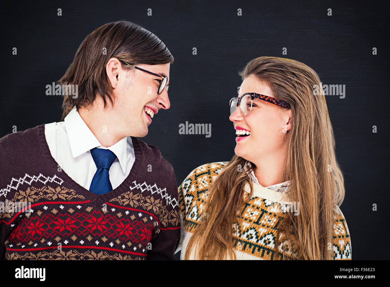 Zusammengesetztes Bild sahen einander glücklich geeky Hipster-Paares Stockfoto