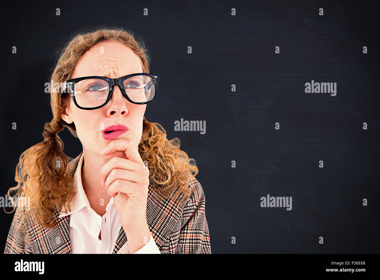 Zusammengesetztes Bild geeky Hipster Frau denken mit Hand am Kinn Stockfoto