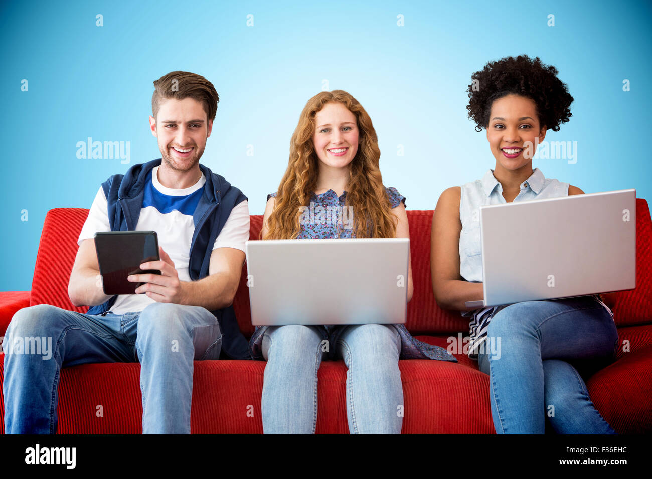 Zusammengesetztes Bild von jungen Erwachsenen, die mit elektronischen Geräten auf couch Stockfoto