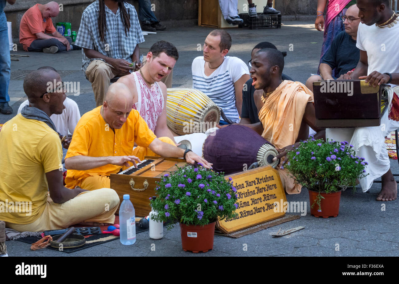 Anhänger der Hare-Krishna singt das Maha Mantra am Union Square in Lower Manhattan in New York City Stockfoto